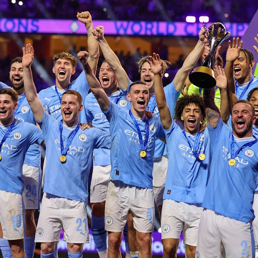 ManCity Angkat Trofi Kemenangan